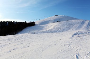 Kış karlı dağlar. Donovaly Kayak Merkezi - Slovakya