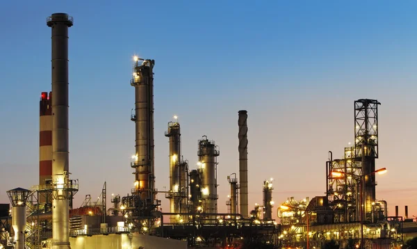 Industria del petróleo y del gas - refinería - fábrica - planta petroquímica — Foto de Stock