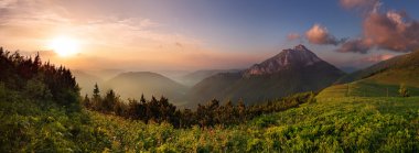 Günbatımında Roszutec zirvesi - Slovakya dağı Fatra