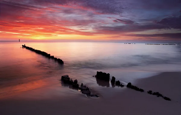Ostsee bei schönem Sonnenaufgang am Strand von Polen. — Stockfoto