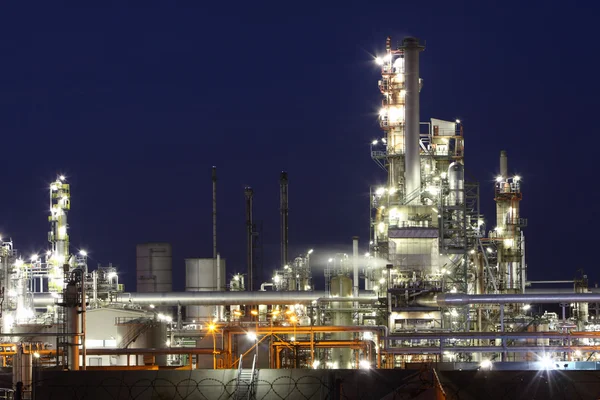 Olie- en gasindustrie raffinaderij te twilight - petrochemische fabriek — Stockfoto