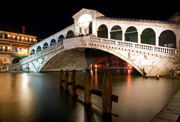 A lo largo del Puente de Rialto, Venecia de noche — Foto de Stock