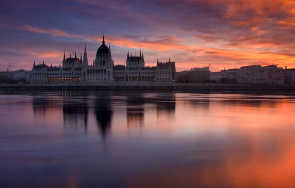 Budapest parlamentet i soluppgång — Stockfoto