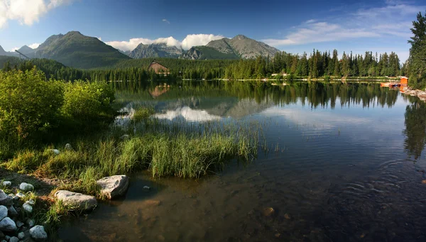 Strbske pleso güzel göl yüksek tatra - Slovakya olduğunu. — Stok fotoğraf