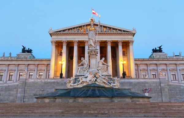 日出时在维也纳奥地利议会 — 图库照片