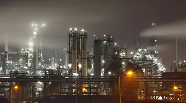 Petrokemiska fabrik i natt — Stockfoto