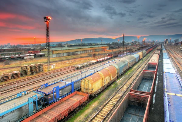 Plataforma del tren de carga por la noche - Transporte de mercancías —  Fotos de Stock