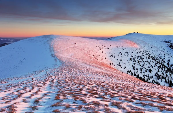 Montañas de invierno paisaje al atardecer - Eslovaquia - Fatra —  Fotos de Stock