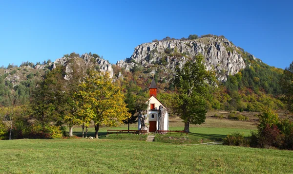 Terreno de outono com capela na Europa Oriental - Eslováquia — Fotografia de Stock