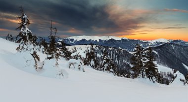 Günbatımı ile dramatik gök - panoramik görünümü'nde kış dağ