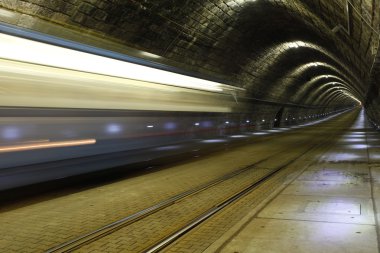 bir tünele kaybolan bir tramvay