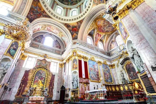 Wnętrze katedry Świętego Mikołaja w Lublanie - Słowenia — Zdjęcie stockowe