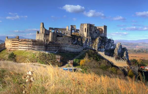 Burg winkt in der Slowakei — Stockfoto