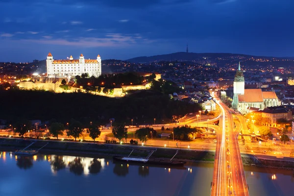 Bratislava v twilght od nového mostu — Stock fotografie