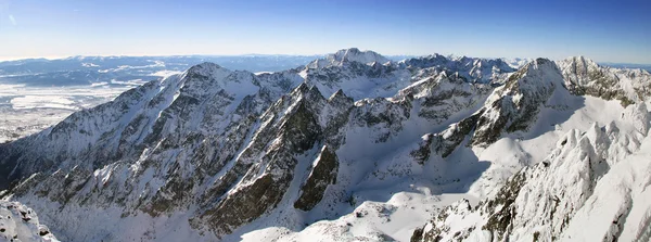 High Tatras é o nome da montanha na Eslováquia . — Fotografia de Stock