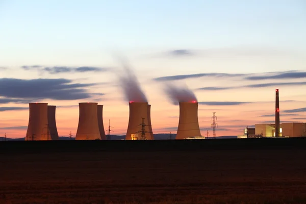 일몰에 의해 원자력 발전소 — 스톡 사진