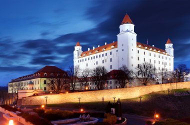 Bratislava castle ile dramatik clou alacakaranlıkta Parlamentosu'ndan