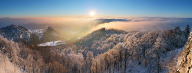 Bulutların üzerinde kış günbatımı