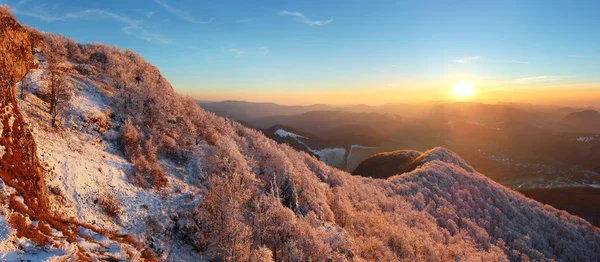 Um panorama gelado do pôr do sol em montanhas de beleza do pico Strazov — Fotografia de Stock