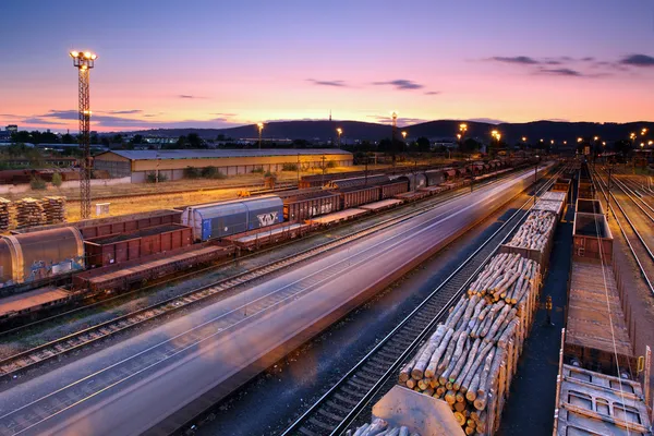 Transporte de carga con trenes y ferrocarriles — Foto de Stock