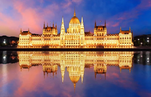 Budapest - ungarisches Parlament in der Nacht - ungarisch — Stockfoto