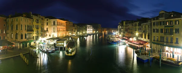 Veneza - vista panorâmica da ponte Rialto — Fotografia de Stock