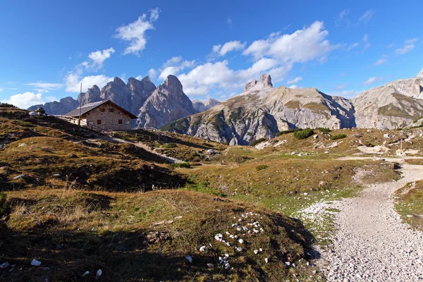 Dolomitas panorama de montaña en Italia al atardecer - Tre Cime di Lav —  Fotos de Stock