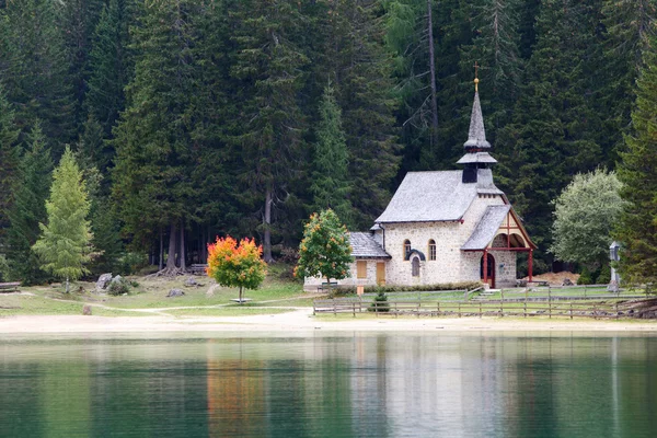 Iglesia en el lago Lago di Braies en las montañas Dolomiti - Italia Euro — Foto de Stock