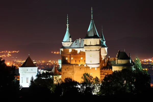 Schloss Bojnice, Slowakei bei Nacht. — Stockfoto