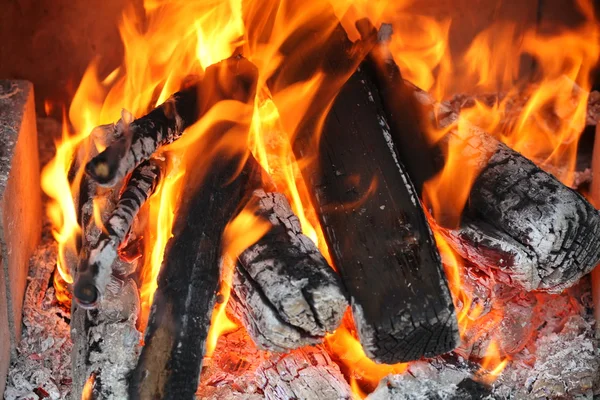 Feuer in einem Kamin — Stockfoto