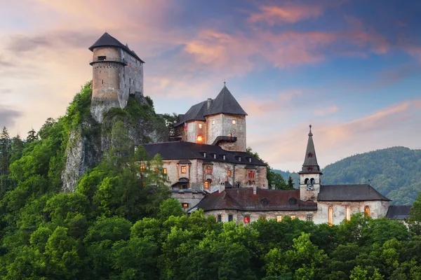 Belo castelo da Eslováquia ao pôr-do-sol - Oravsky hrad Fotos De Bancos De Imagens