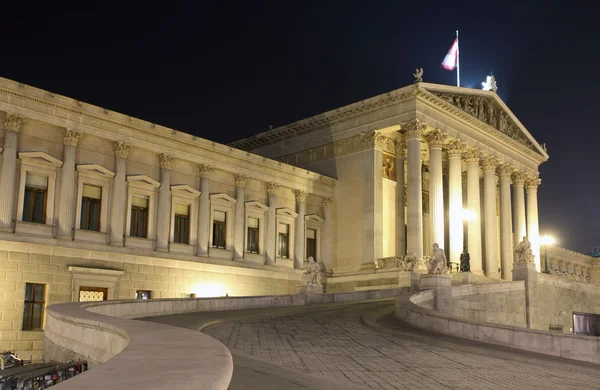 Parlamento austriaco en Viena por la noche — Foto de Stock