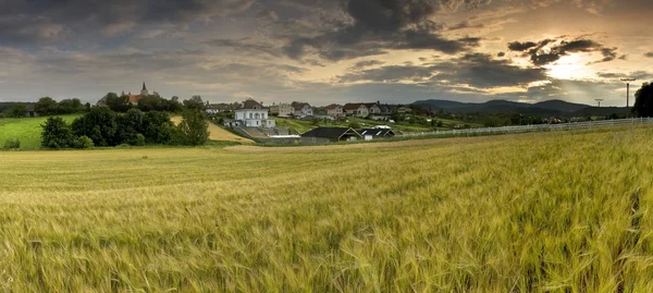 Landschaft mit Dorf, Bergen und blauem Himmel — Stockfoto