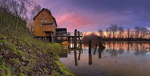 Watermolen met reflectie op het platteland - zonsondergang Slowakije — Stockfoto