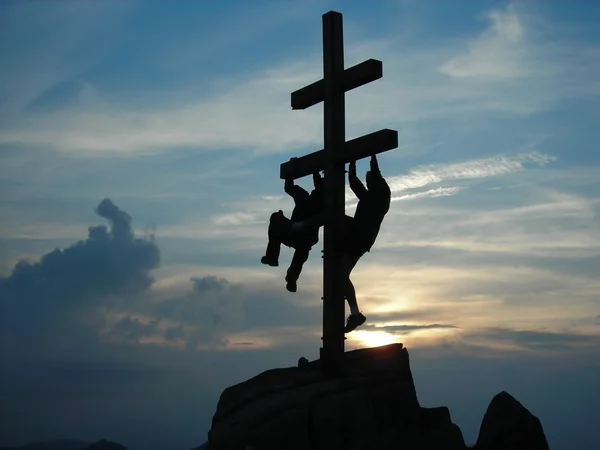 Coucher de soleil en montagne avec croix — Photo