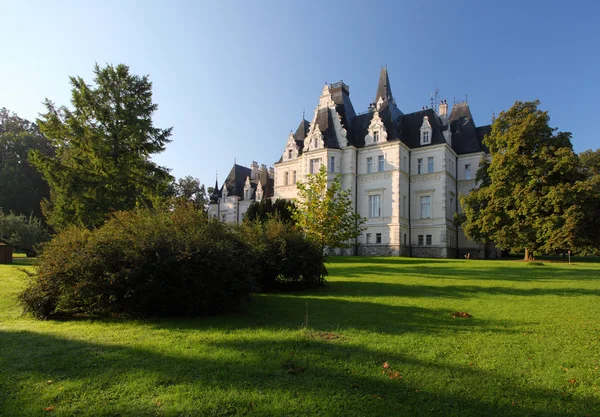 Castillo y parque en Budmerice — Foto de Stock