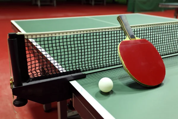 Equipo para tenis de mesa - raqueta, pelota, mesa — Foto de Stock