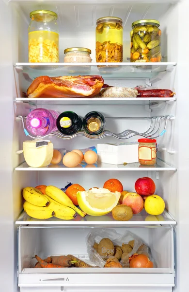 Lednice otevřené, plné zásobené naložené potravinami a čerstvých přísad jako — Stock fotografie