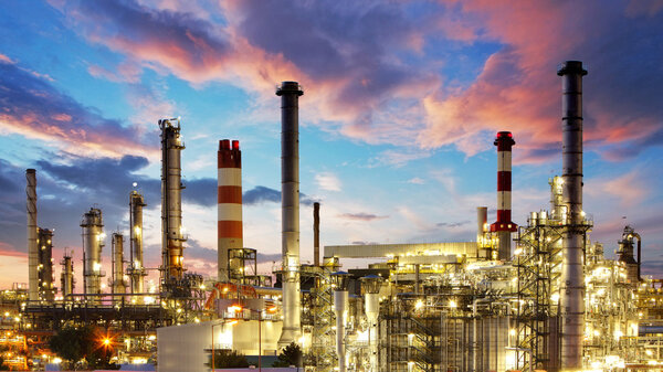 Нефтегазовая промышленность - нефтеперерабатывающий завод в сумерках - завод - нефть
