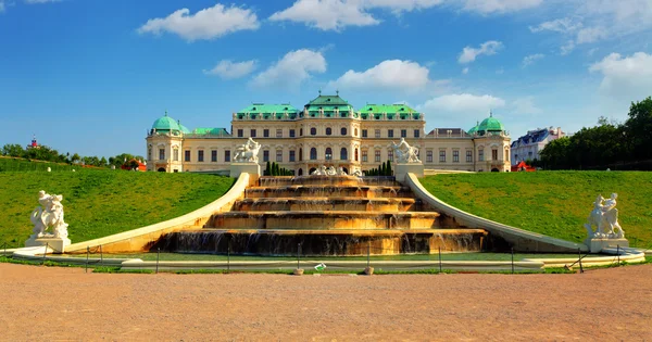 Wenen - paleis belvedere met bloemen - Oostenrijk — Stockfoto