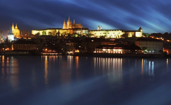 Castelo de Praga com rio Vltava ao crepúsculo - longa exposição — Fotografia de Stock