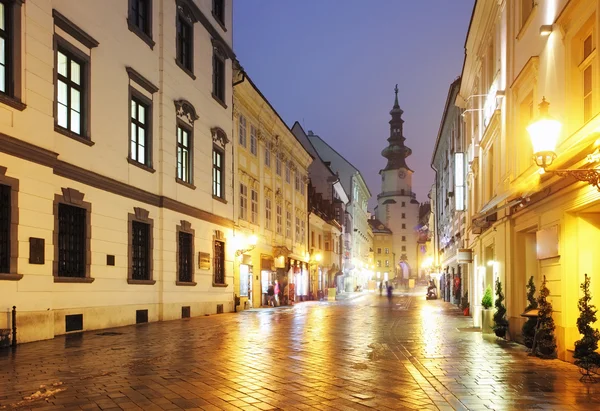 Gece - michael Kulesi, Slovakya Bratislava sokak. — Stok fotoğraf