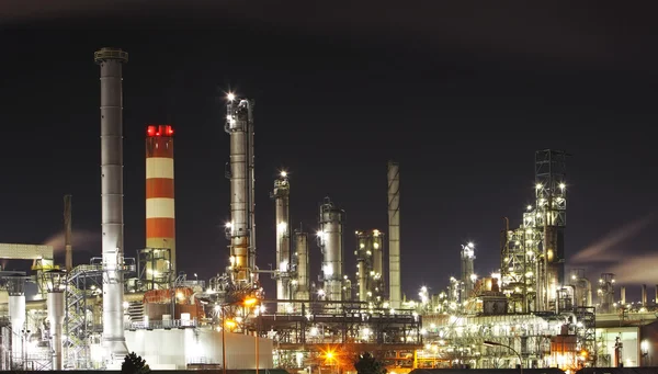 Oljeraffinaderi - petrokemisk industri — Stockfoto