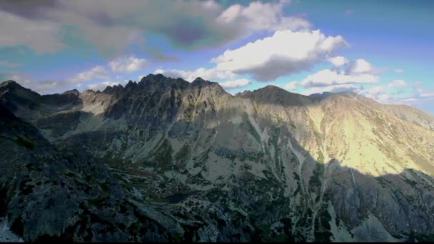 Nubes en movimiento sobre montañas — Vídeos de Stock