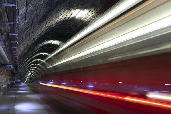 En spårvagn som försvinner in i en tunnel — Stockfoto