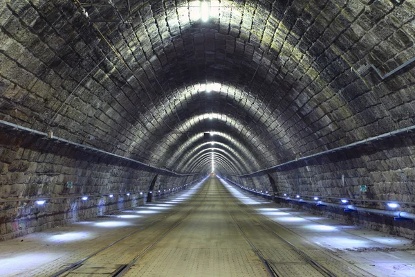 Een tram verdwijnen in een tunnel — Stockfoto