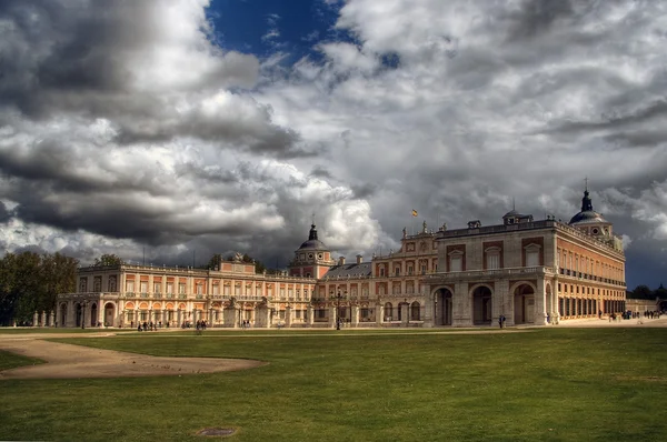 Královský palác Aranjuez s dramatickou oblohu ve Španělsku. umělecké pr — Stock fotografie