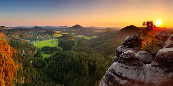 Solnedgång i berg med sandsten - Sachsen — Stockfoto