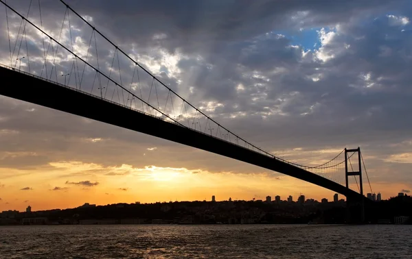 在日落的博斯普鲁斯海峡大桥 — 图库照片