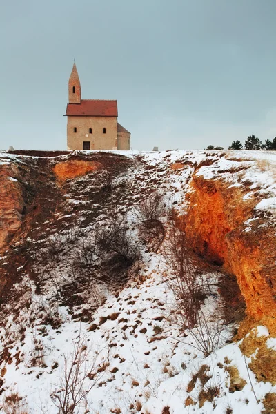 Graziosa cappella cattolica nell'Europa orientale nel paesaggio invernale - vil — Foto Stock